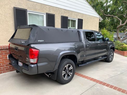 Used 2017 Toyota Tacoma TRD Sport w/ Tow Package image 4