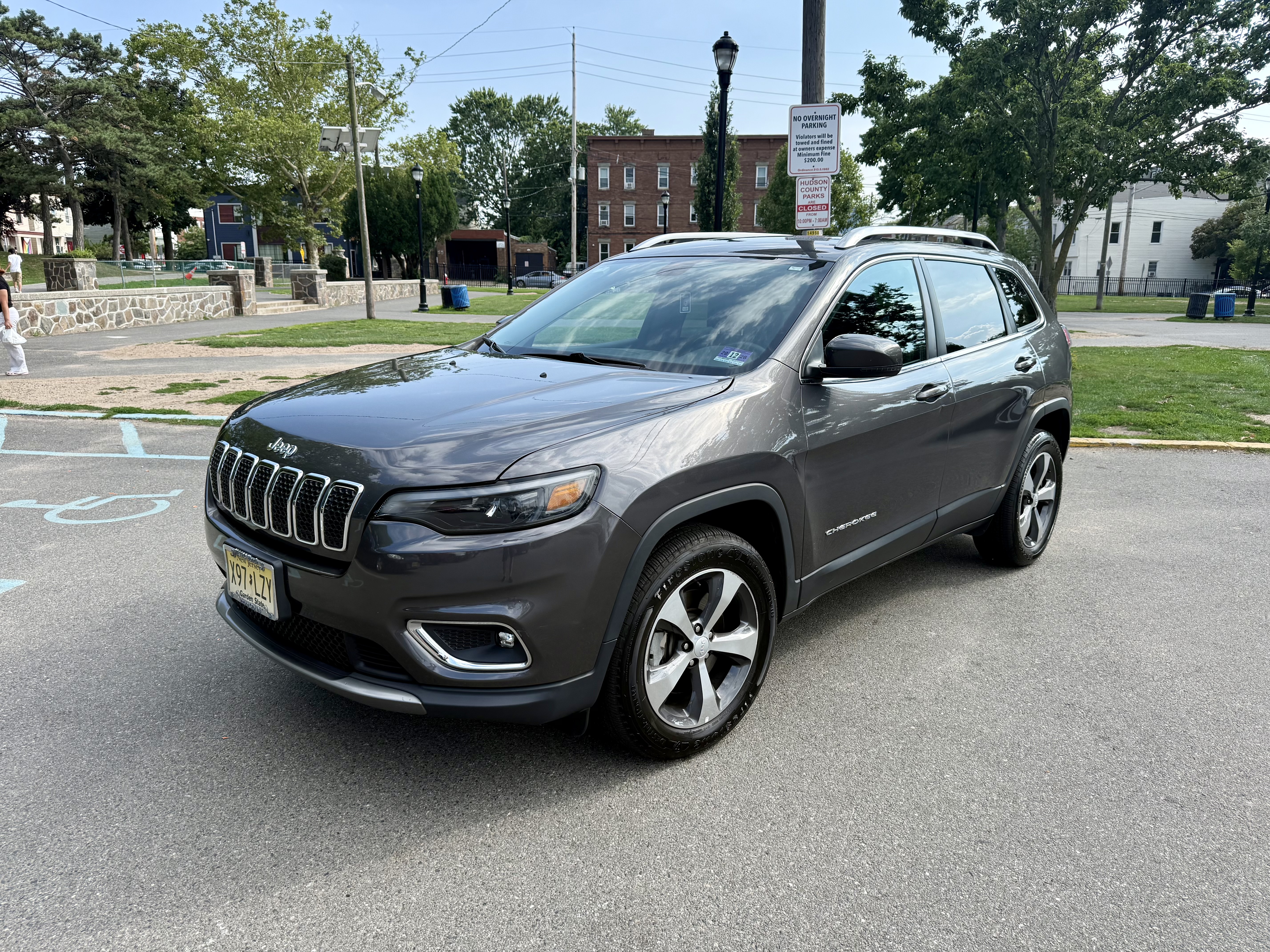 Used 2019 Jeep Cherokee Limited AWD/4WD image 1