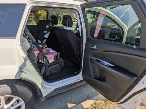 Used 2013 Dodge Journey SXT w/ Flexible Seating Group image 9