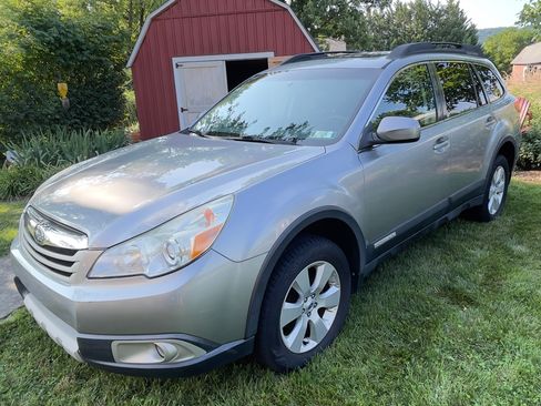 Used 2011 Subaru Outback 2.5i Limited AWD/4WD image 2