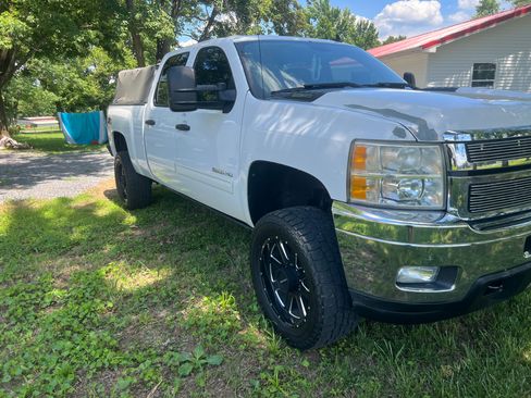 Used 2011 Chevrolet Silverado 2500 LT w/ Interior Plus Package AWD/4WD image 8