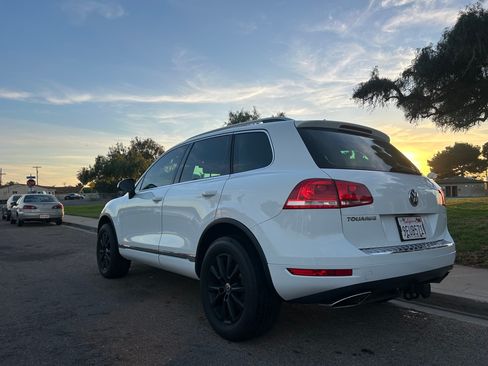 Used 2014 Volkswagen Touareg Sport image 18