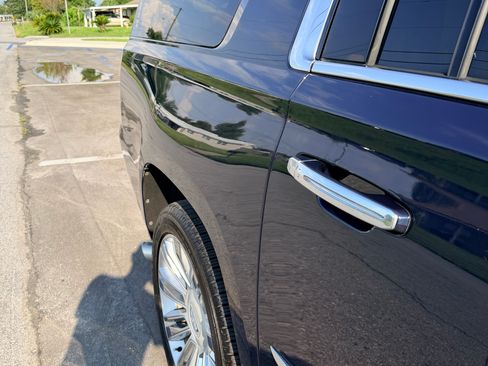 Used 2017 Cadillac Escalade ESV Platinum AWD/4WD image 6
