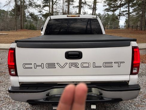 Used 2006 Chevrolet Silverado 2500 W/T w/ Heavy-Duty Power Package image 9