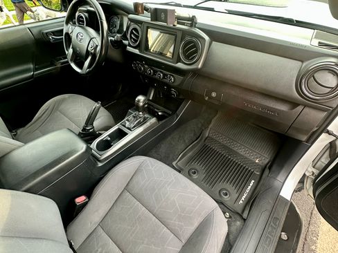 Used 2017 Toyota Tacoma TRD Off-Road image 18