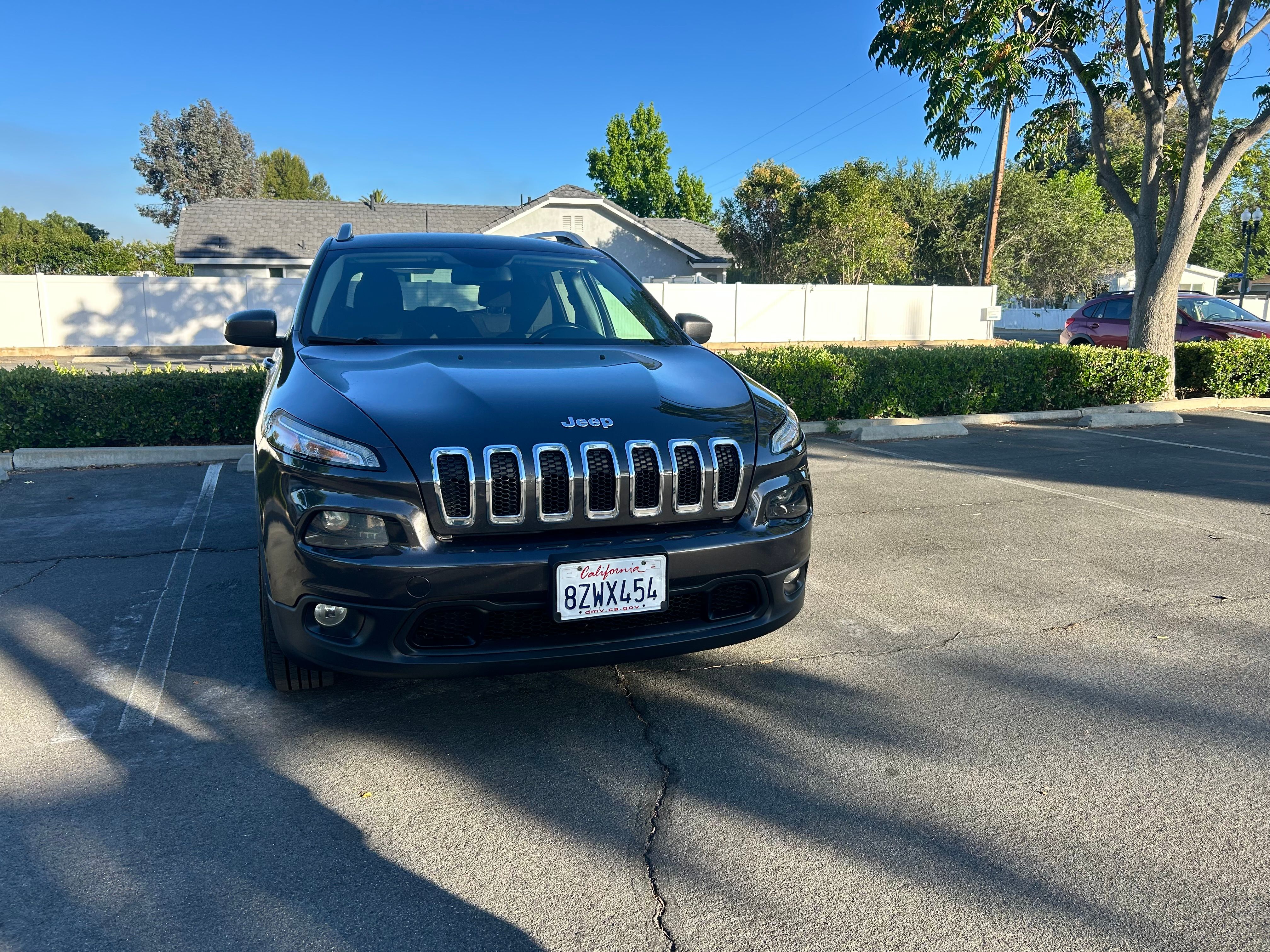 Used 2017 Jeep Cherokee Latitude w/ Cold Weather Group AWD/4WD image 2