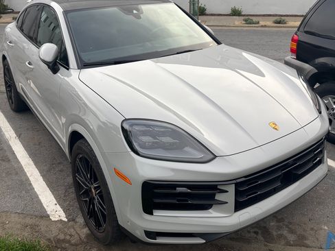 Used 2024 Porsche Cayenne S image 1