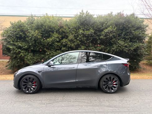 Used 2023 Tesla Model Y Performance image 2
