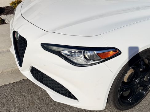 Used 2020 Alfa Romeo Giulia image 12