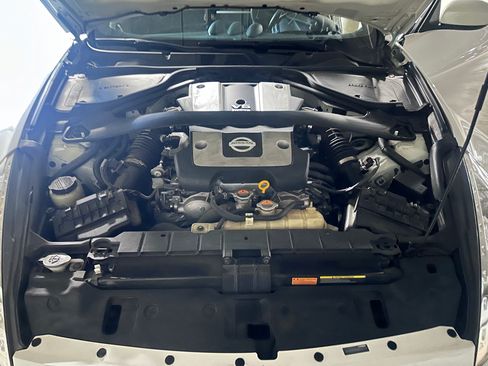 Used 2016 Nissan 370Z Coupe RWD image 11