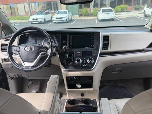 Used 2019 Toyota Sienna XLE image 2