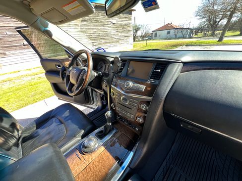 Used 2014 INFINITI QX80 4WD w/ Deluxe Touring Package image 10