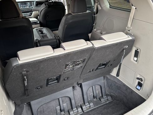 Used 2017 Kia Sedona SX image 20