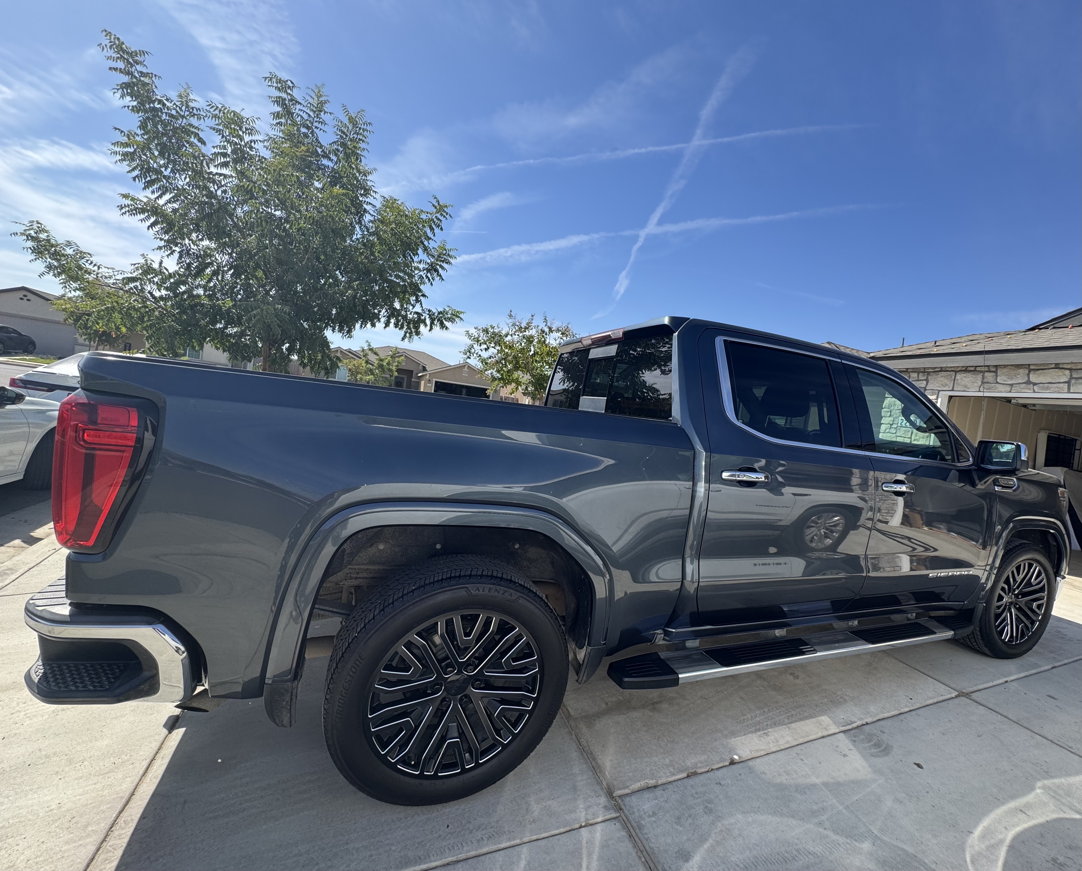 Used 2019 GMC Sierra 1500 SLT w/ SLT Premium Package RWD image 2