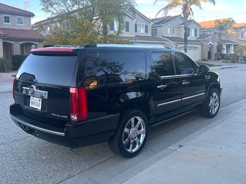 Used 2013 Cadillac Escalade ESV Luxury image 2