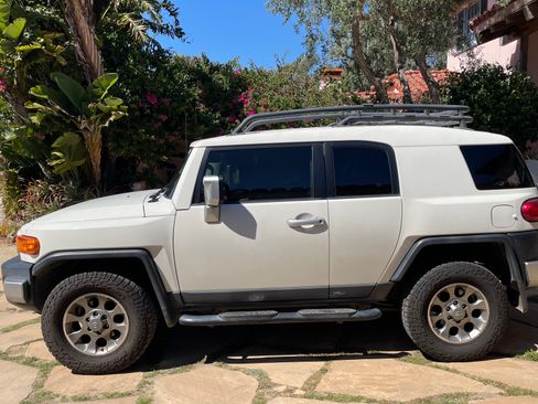 Used 2013 Toyota FJ Cruiser Sport Utility 2D w/ Upgrade Pkg image 2