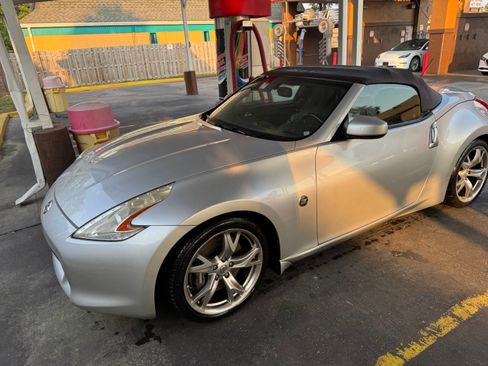 Used 2010 Nissan 370Z Touring w/ Sport Pkg RWD image 6