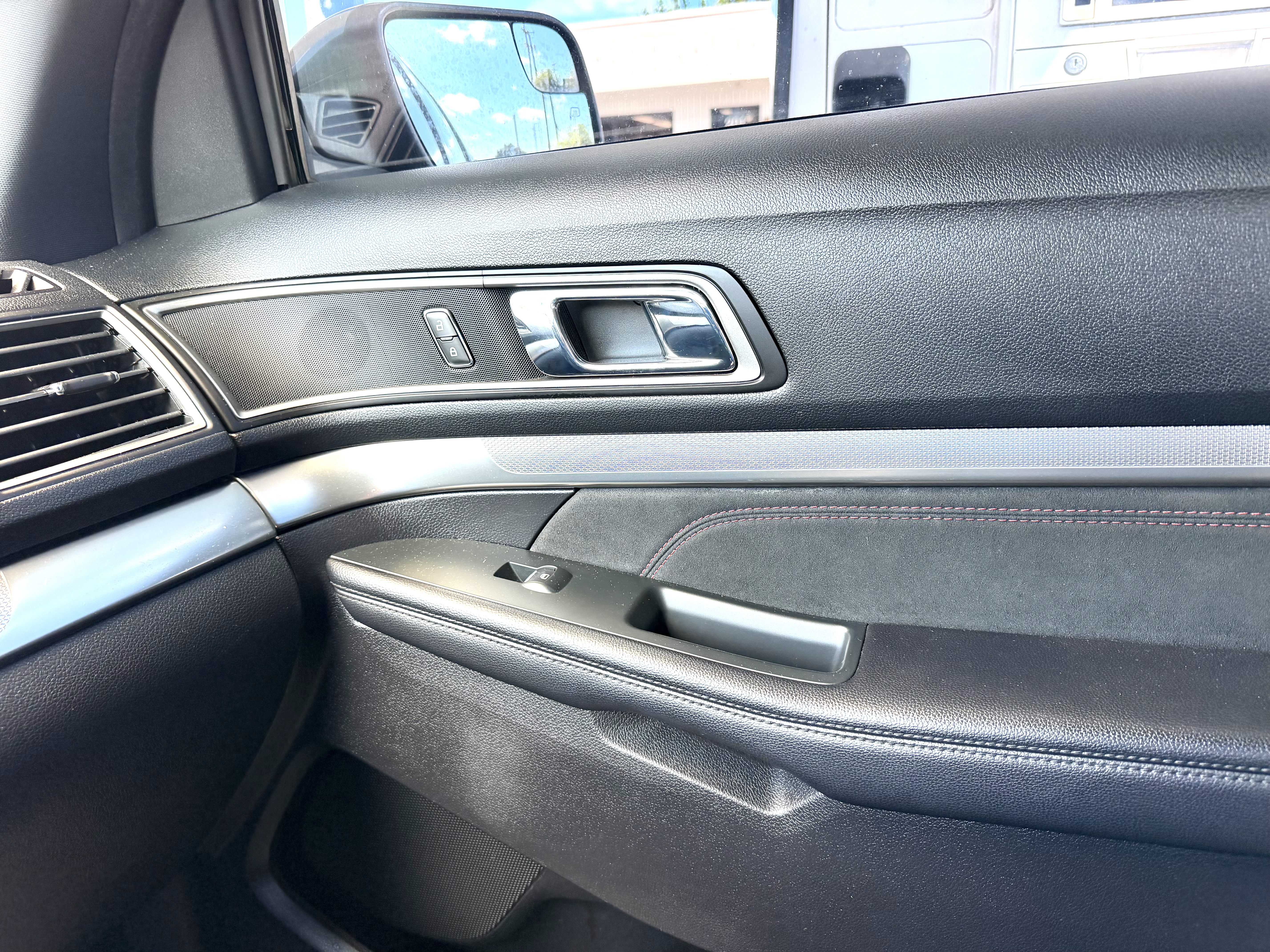 Used 2018 Ford Explorer XLT w/ Equipment Group 202A FWD image 18
