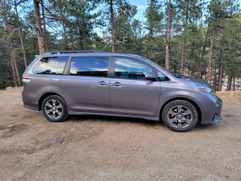 Used 2019 Toyota Sienna SE Premium image 4