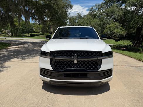 Used 2025 Lincoln Navigator L Reserve w/ Jet Appearance Package AWD/4WD image 2