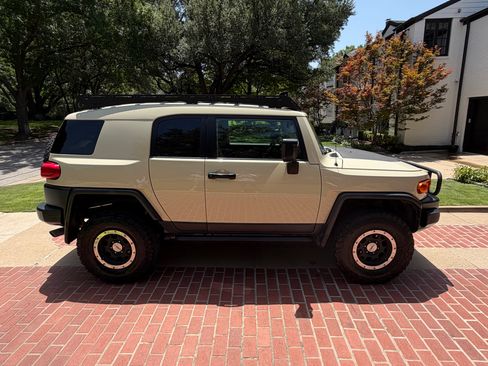 Used 2010 Toyota FJ Cruiser 4WD image 2