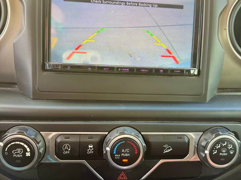 Used 2018 Jeep Wrangler Unlimited Sport image 25