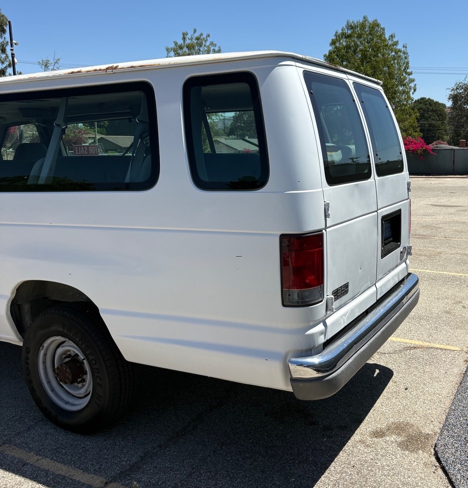 Used 1999 Ford E-350 and Econoline 350 Club Wagon RWD image 15