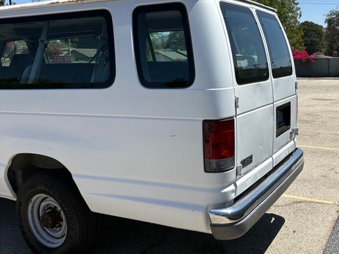 Used 1999 Ford E-350 and Econoline 350 Club Wagon RWD image 15