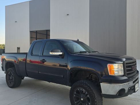 Used 2011 GMC Sierra 1500 SLE image 2