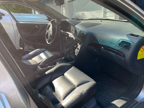 Used 2004 Volvo V70 2.5T image 11