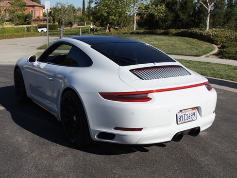 Used 2017 Porsche 911 Carrera 4 image 9