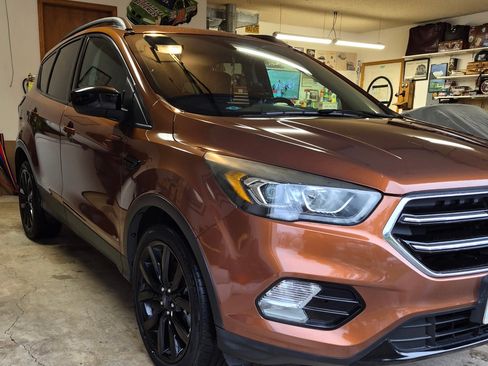 Used 2017 Ford Escape SE w/ SE Sport Appearance Package image 4