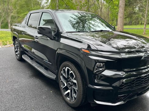 Used 2024 Chevrolet Silverado EV RST AWD/4WD image 2