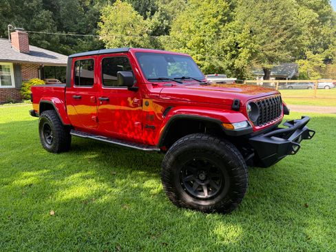 Used 2024 Jeep Gladiator Sport AWD/4WD image 5