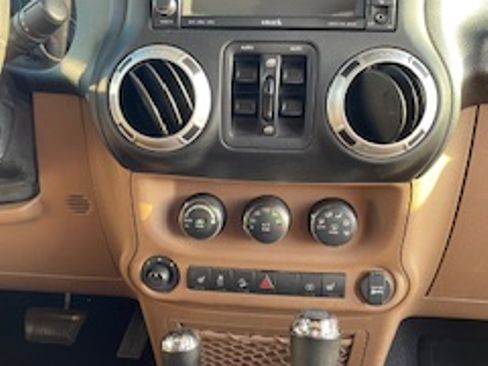 Used 2015 Jeep Wrangler Unlimited Rubicon w/ Connectivity Group image 11