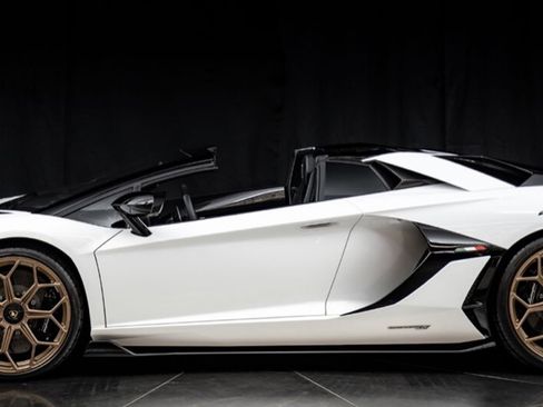 Used 2020 Lamborghini Aventador SVJ AWD/4WD image 1