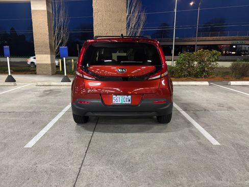 Used 2020 Kia Soul LX image 2