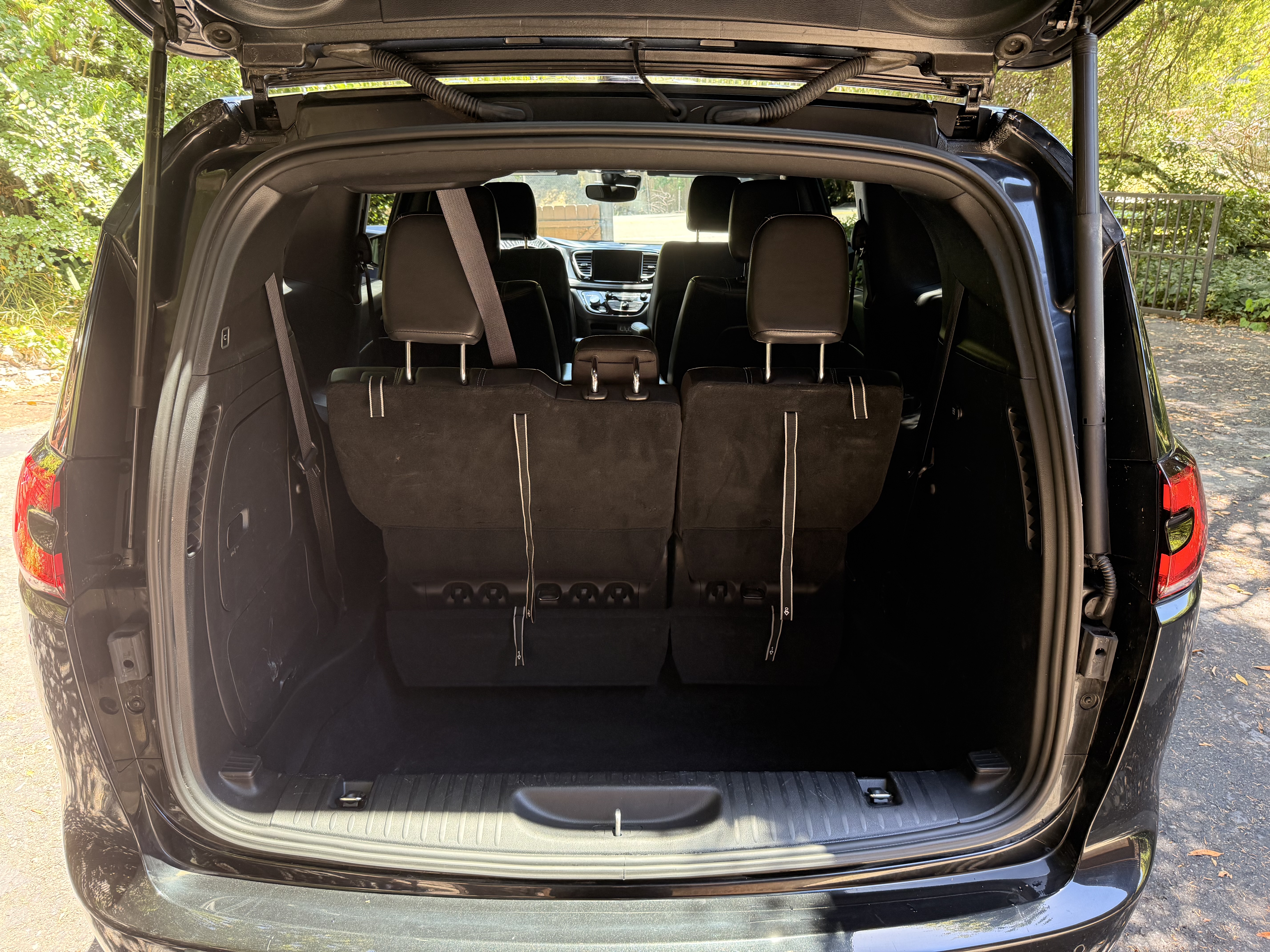 Used 2022 Chrysler Pacifica Touring-L w/ S Appearance Package FWD image 11