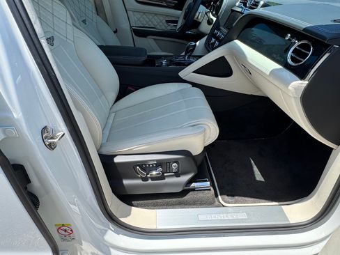 Used 2021 Bentley Bentayga AWD/4WD image 16
