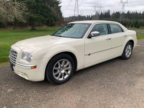 Used 2010 Chrysler 300 C w/ Luxury Group II image 12
