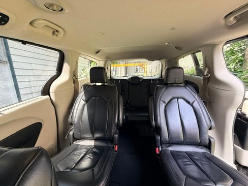 Used 2019 Chrysler Pacifica Touring-L FWD image 11
