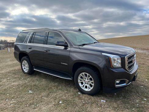 Used 2017 GMC Yukon SLT image 1