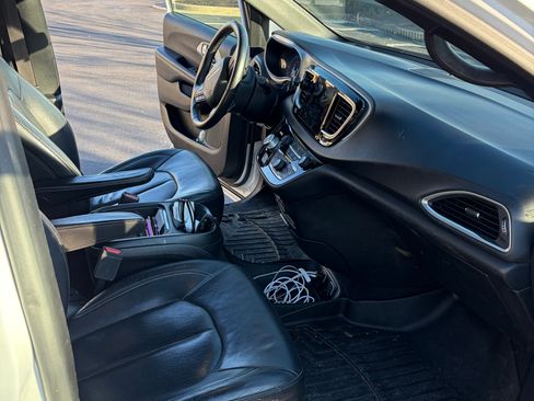 Used 2018 Chrysler Pacifica Touring-L w/ Premium Audio Group image 8