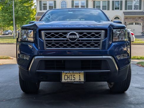 Used 2022 Nissan Frontier SV image 1