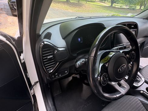Used 2020 Kia Soul EX FWD image 6