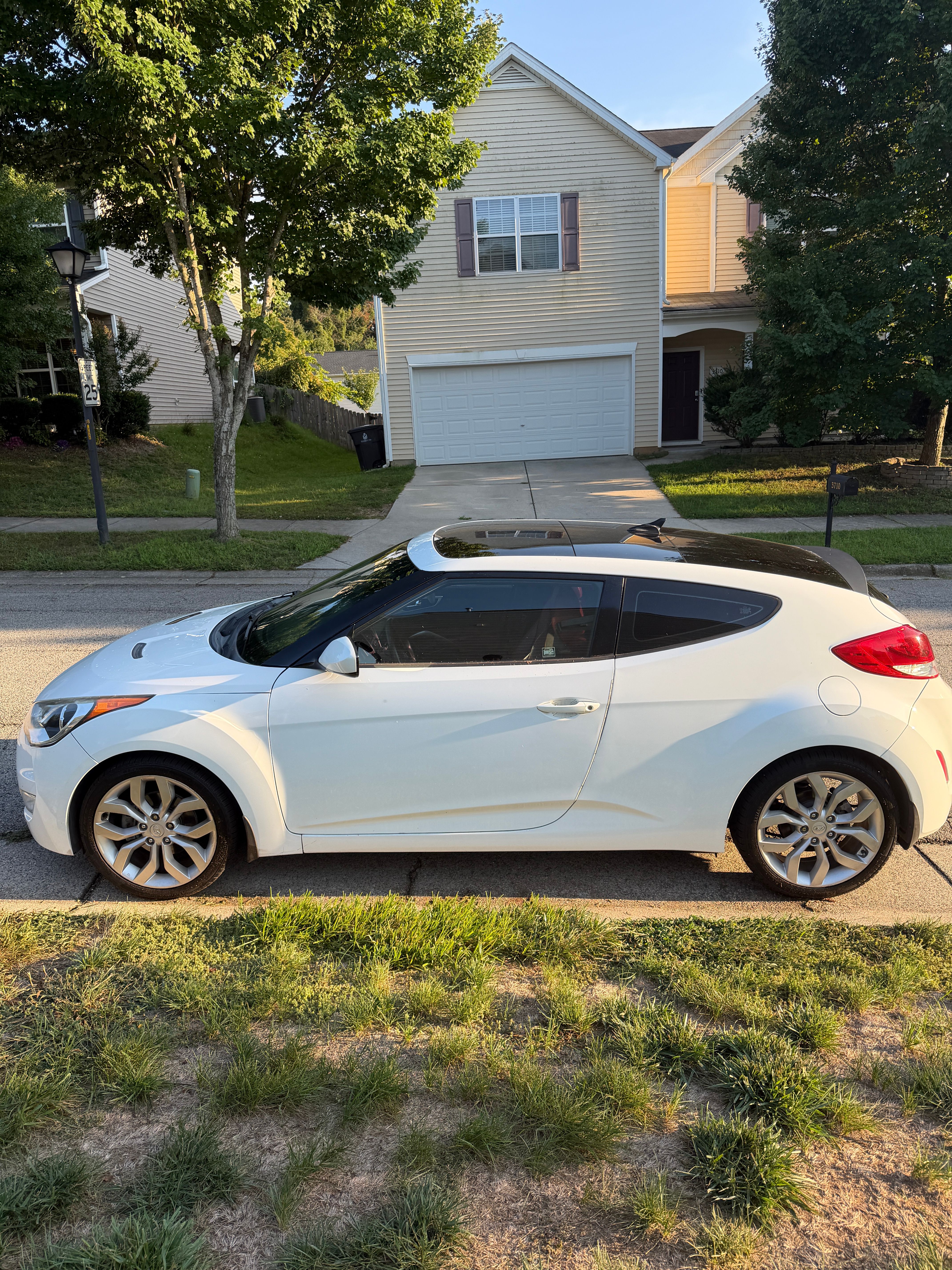 Used 2013 Hyundai Veloster w/ Style Pkg FWD image 4