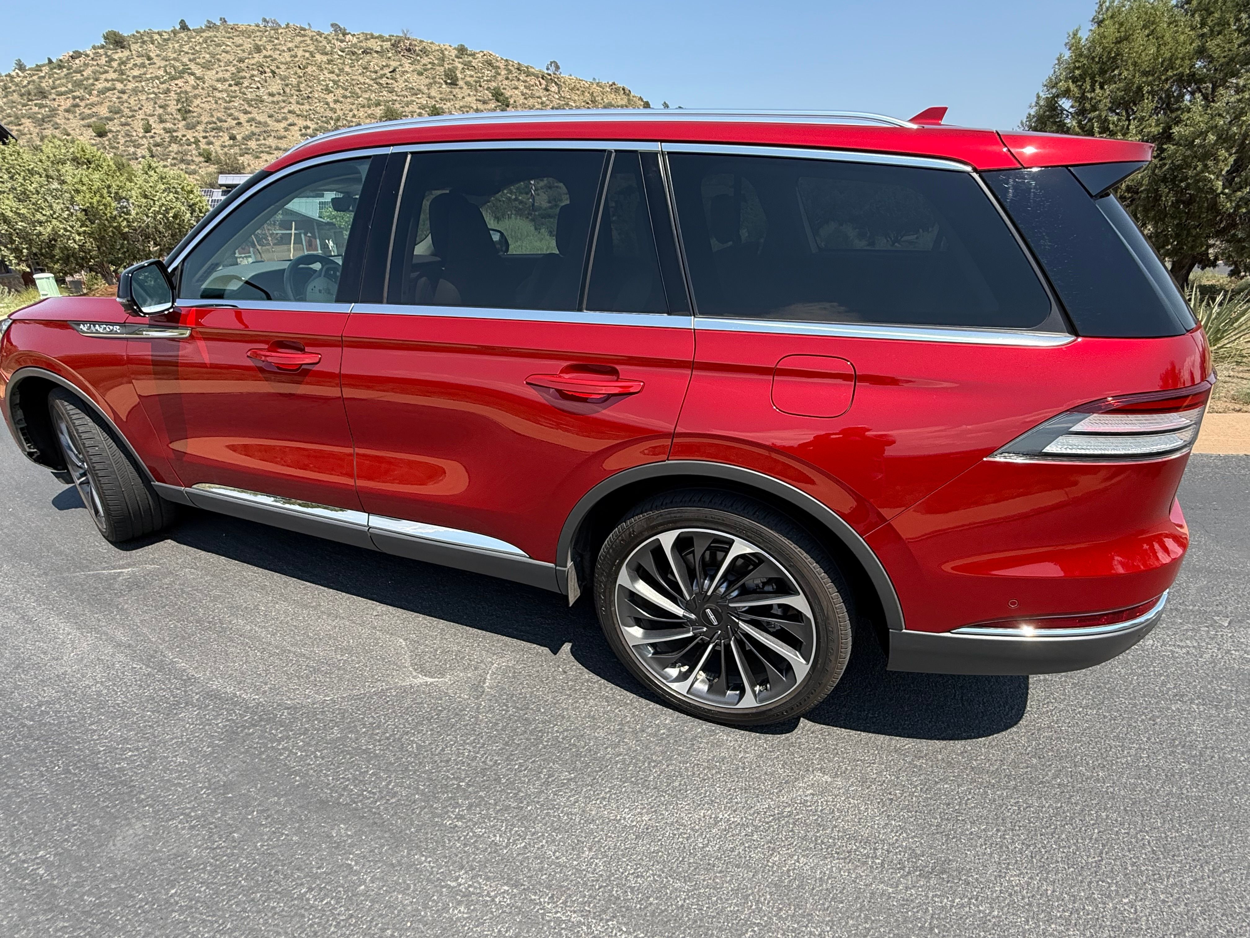 Used 2020 Lincoln Aviator Reserve w/ Equipment Group 202A AWD/4WD image 2