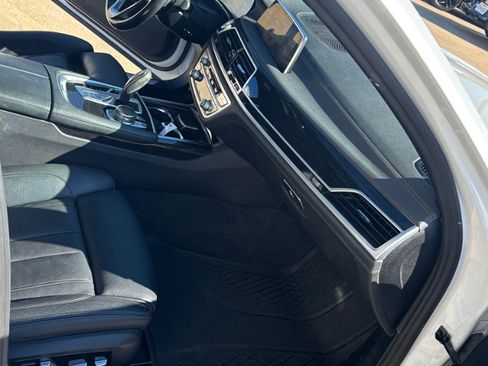 Used 2018 BMW 750i image 10