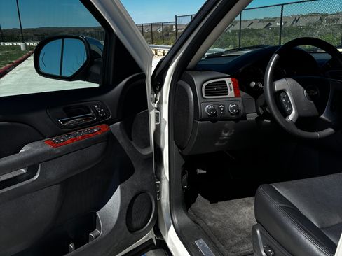 Used 2013 Chevrolet Avalanche LTZ image 18