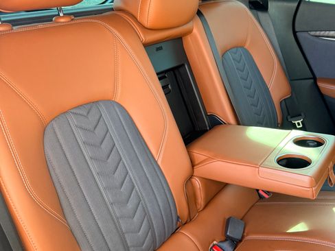 Used 2018 Maserati Levante GranLusso image 5